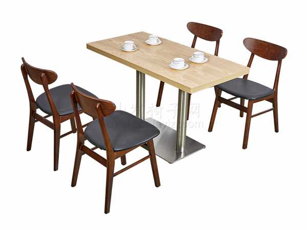 北歐風格鋼木桌和實木椅子
