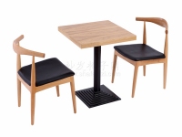 鋼木餐桌搭配實木牛角餐椅