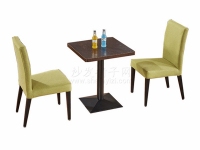 茶餐廳鋼木桌子和軟包椅子