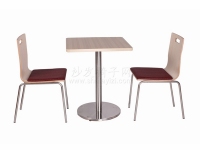 鋼木餐桌搭配軟包坐墊椅子